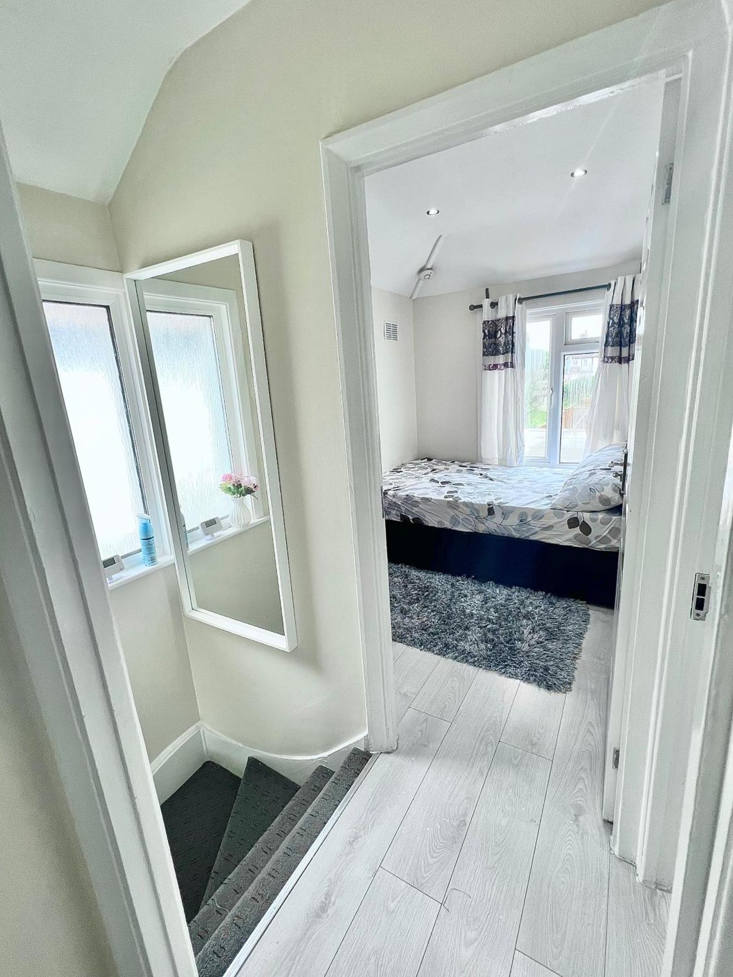 Cosy Private Flat In London, Free Parking On Premise Leilighet Carshalton Eksteriør bilde