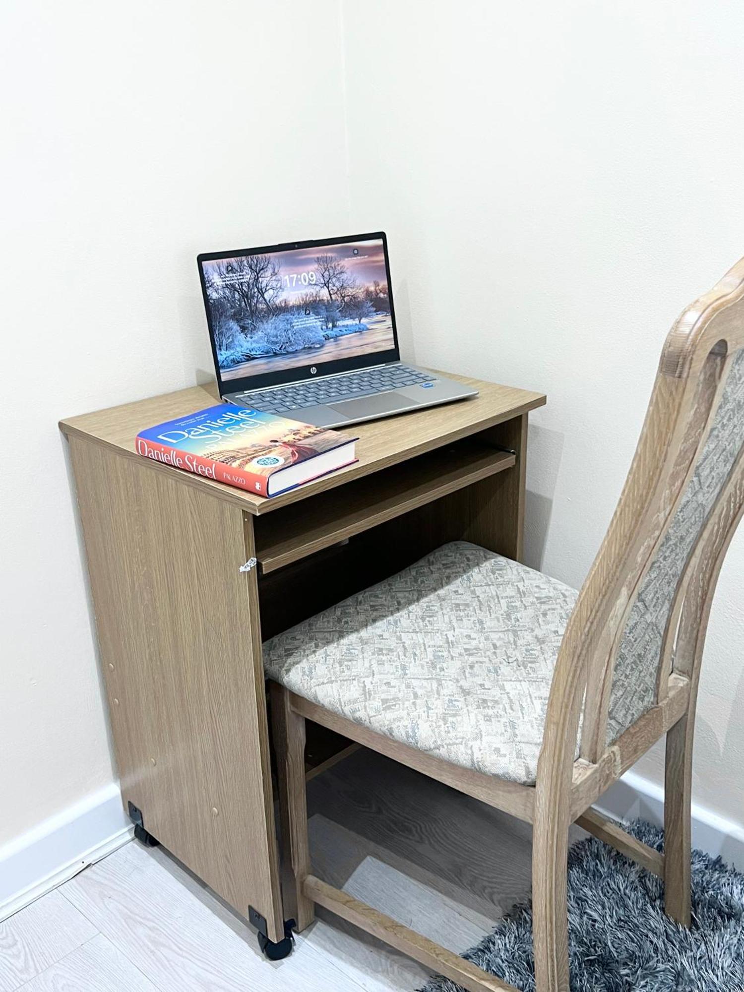 Cosy Private Flat In London, Free Parking On Premise Leilighet Carshalton Eksteriør bilde