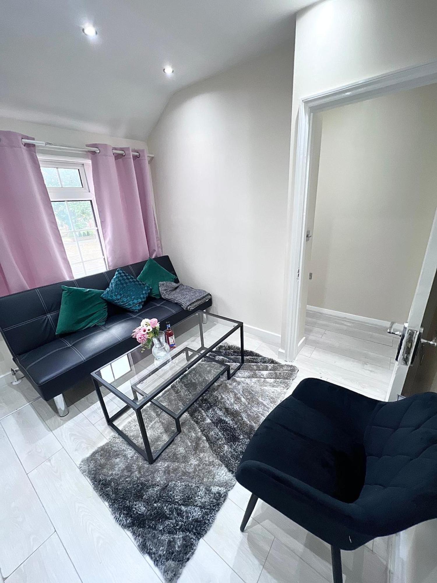 Cosy Private Flat In London, Free Parking On Premise Leilighet Carshalton Eksteriør bilde